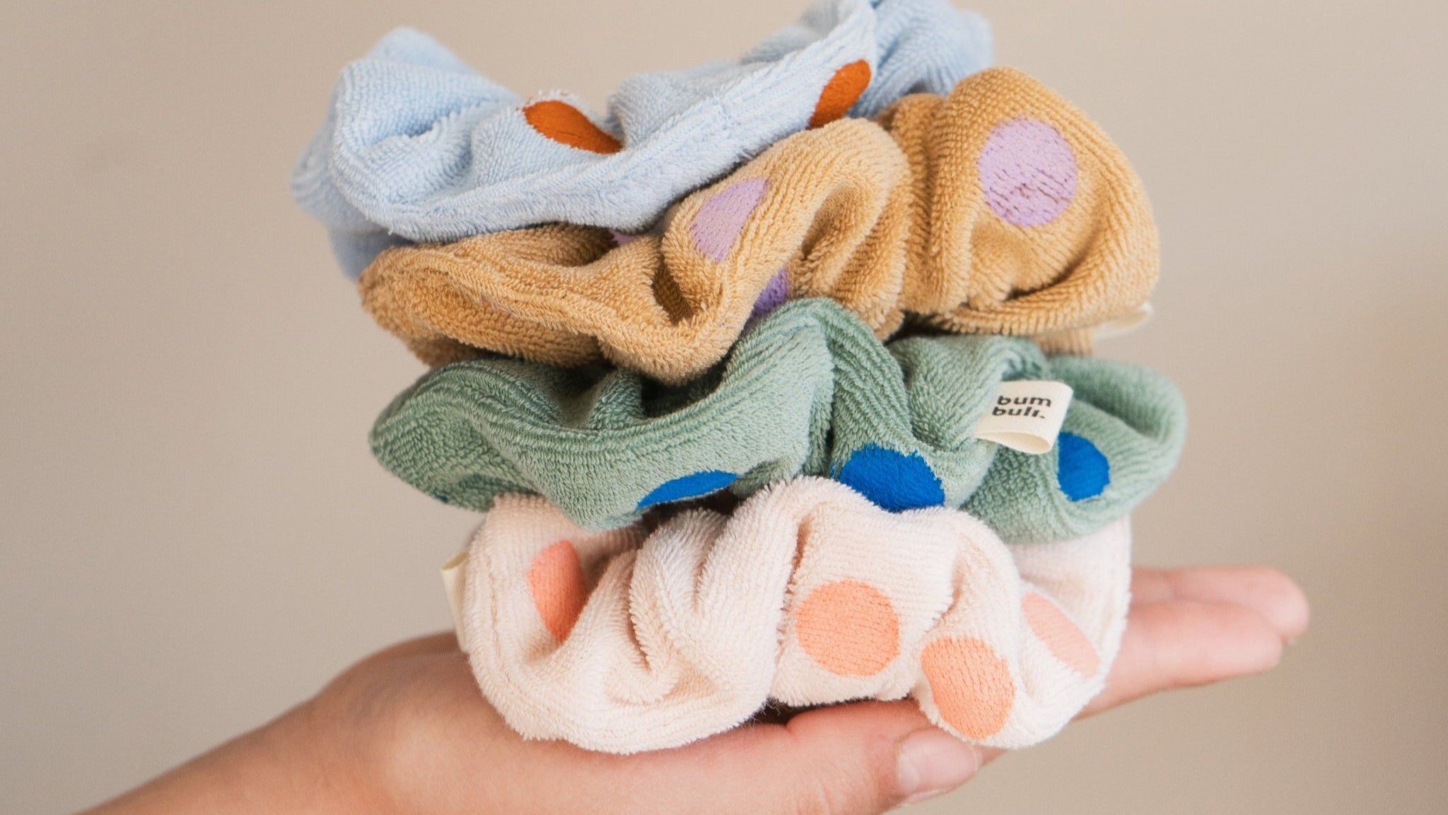 Terry Scrunchies Mini Dots alle Farben auf einer Hand präsentiert