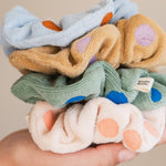 Terry Scrunchies Mini Dots alle Farben auf einer Hand präsentiert